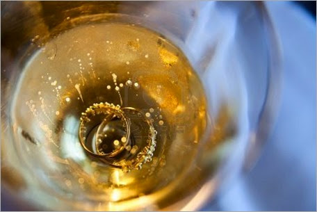 8621203-un-par-de-anillos-de-oro-en-una-copa-de-champagne