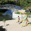 Piscina fluvial e parque infantil