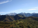 Cantu Cabroneru e Peña Beza (Máis atrás o Macizo Occidental de Picos de Europa)