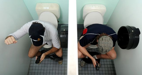 Saintis keluarkan amaran bahaya guna telefon pintar dalam tandas
