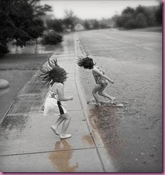 Ninas jugando en lluvia