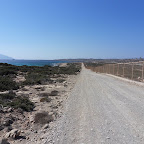Χωματόδρομος στα όρια του αεροδρομίου