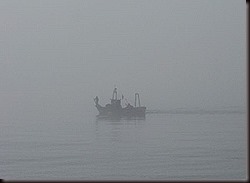 barco en la niebla