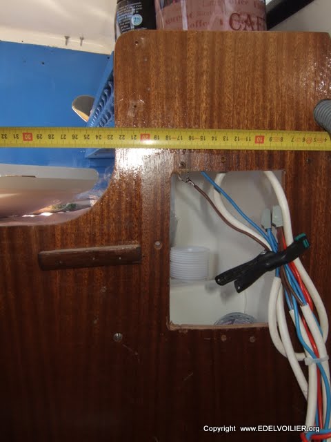 On prend les mesures pour le futur coffre du tableau electrique