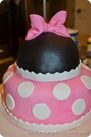 How-To-Make-a-Minnie-Mouse-Birthday-Cake (34)