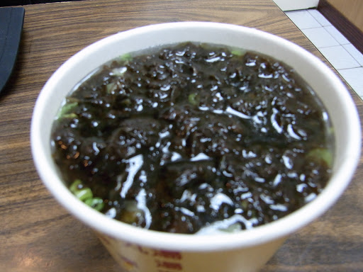 魚丸スープ。珍しく海藻入りです。