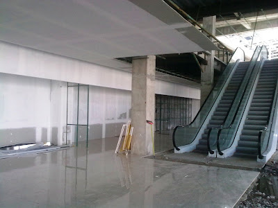 Escalator dan keramik yg sudah selesai, per 8 Desember