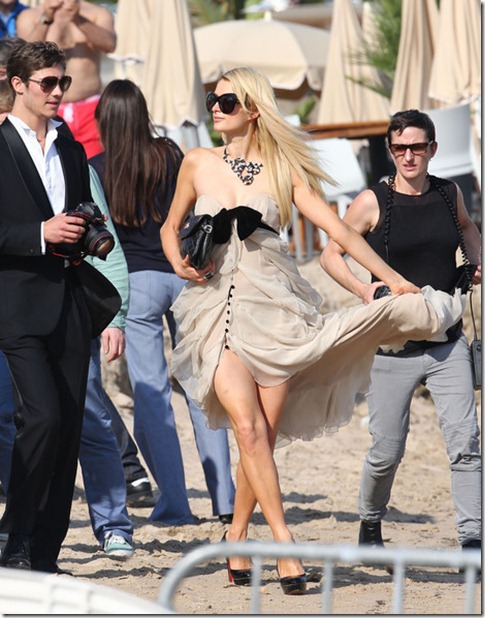 Paris Hilton Poses Up Beach a498rrT9dXBl Paris Hilton Poses Up Beach a498rrT9dXBl