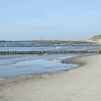 Mrzeżyno - plaża zachodnia, widać wejście do portu i dwa światła nawigacyjne.