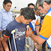 El joven Jorge Núñez, de 15 años, recibió un par de muletas