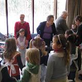 bezoek rusthuis kleuters 083.JPG