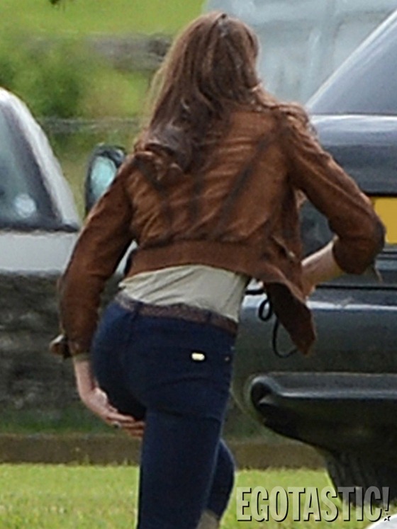 [kate-middleton-wears-skin-tight-jeans-at-polo-match-09-675x900%255B2%255D.jpg]