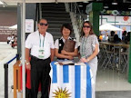 Carlos García Santos y Sandra Sotelo en la puerta del stand de Uruguay