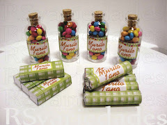 1- Chocolate Baton
    :R$1,50 unid (min. 40 unids)
    :Pedidos em múltiplos de 20 (40, 60, 80, 100, etc.)
    :Cento: R$135,00
    :Sabores - chocolate branco ou preto (min. de 20 unids para cada sabor).
    :Personalização feita através de etiqueta personalizada e não por impressão na embalagem.
    O produto fica preservado.
    
    2- Chocolate Bis
    :R$1,20 unid (min. 40 unids)
    :Pedidos em múltiplos de 20 (40, 60, 80, 100, etc.)
    :Cento: R$110,00
    :Sabores - chocolate branco ou preto (min. de 20 unids para cada sabor).
    :Personalização feita através de etiqueta personalizada e não por impressão na embalagem.
    O produto fica preservado.
    
    3- Vidrinho personalizado
    : R$ 3,50 - personalizado cheio / cento: R$330,00.
    : R$ 2,50 - personalizado vazio / cento: R$230,00.
    : min. 40 unids para ambas as opções.
    : Medidas= 8x3cm.
    : Capacidade= 40ml.
    : Opcional lacinho de cetim no gargalo: R$ 0,50 unid