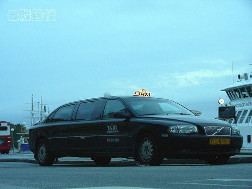 Taxi in Dubai: MW 745, Mercedes-Benz 600, Mercedes-Benz E240 Wagon, Porsche Cayenne, Porsche GTS, Toyota RAV4, Lamborghini