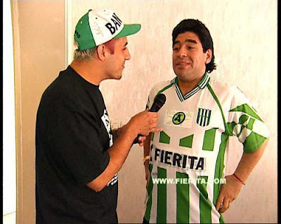 Diego Armando Maradona "yo soy de lanús, hermano" sabe cuál es la camiseta del más grande del sur y no dudó en ponersela.