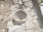 פיילה לנטילת ידיים לצד הרחוב לפני הכניסה לבית הכנסת
