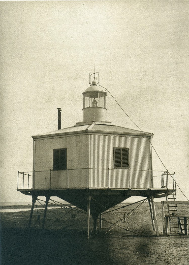 Faro de la Punta del Fangar. C. 1867. Jose Martinez Sanchez. Del libro De Paris a Cadis.Calotipia y Col-lodio.jpg