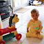 Titou avec le petit cheval de son papa (© Mick)