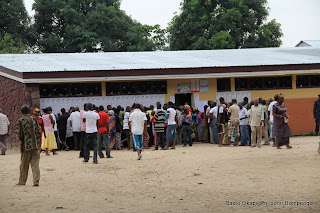  – Vérification des noms par des électeurs devant un bureau de vote  le 28/11/2011 au quartier Makelele dans la commune de Bandalungwa à Kinshasa, pour les élections de 2011 en RDC. Radio Okapi/ Ph. John Bompengo