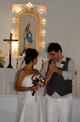 Fotos do evento Casamento Mauricio e Tatiana. Foto numero 0032. Fotografia (fotografias) da Pousada Pe na Areia (tambem conhecida como Esquina da Mentira), que fica em Boicucanga, próximo a Maresias, Litoral Norte de Sao Paulo (SP). A Pousada Pe na Areia e um dos melhores lugares para se ficar hospedado em uma praia. E uma otima hospedagem no litoral norte para quem quer curtir Maresias ou Camburi. Por ser uma das únicas pousadas pe na areia de Sao Sebastiao, e a acomodacao na praia ideal para os que procuram uma hospedagem tranquila e de frente para o mar. A Pousada Pe na Areia conta com outras praias proximas, como a praia de Juquey ou Juquei, Barra do Una, Barra do Sahy ou Sahi, praia da Baleia com a Ilha dos gatos em frente, praia de Cambury ou Camburi, praia de Maresias, praia da Pauba, praia de Toque-toque Grande, praia de Toque-toque Pequeno, Praia de Santiago, Praia Brava entre outras praias do litoral de Sao Sebastiao, tambem conhecido litoral norte de Sao Paulo. Ideal para quem gosta de estar em contato com a natureza, em plena Mata Atlantica.  pousada maresias pousadas estaçao ecologica jureia tarifas recanto praia siribai pé na humaita bertioga casas alugar