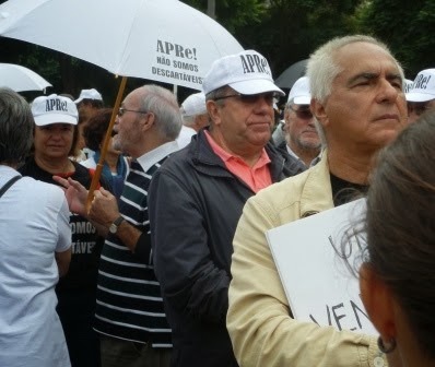 [oclarinet%2520%2520foto%25204%2520Manif.%2520Rossio.%2520Set.2013%255B2%255D.jpg]