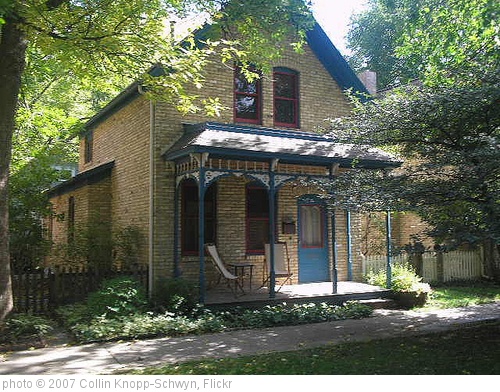 'A Milwaukee Ave House' photo (c) 2007, Collin Knopp-Schwyn - license: http://creativecommons.org/licenses/by/2.0/