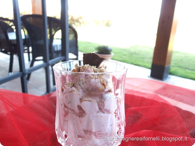 Mousse panna yogurt fragole cioccolato Mousse panna yogurt fragole cioccolato