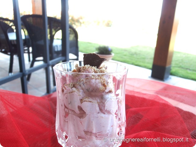 Mousse panna yogurt fragole cioccolato