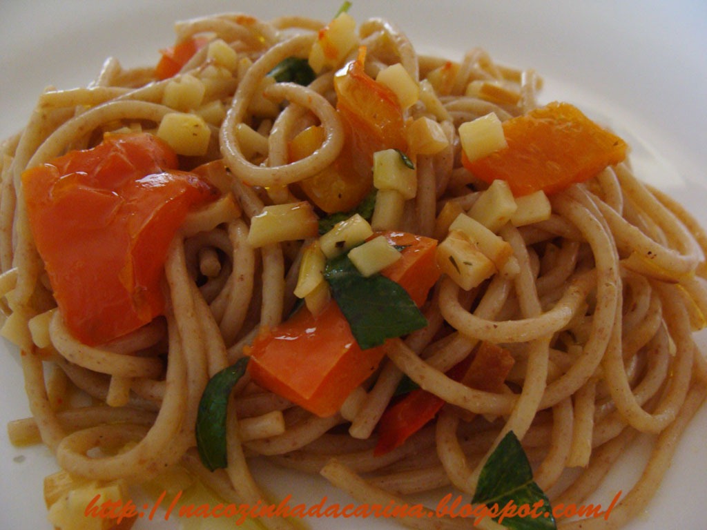 [Espaguete-com-piment%25C3%25A3o-vermelho-e-provolone-02%255B3%255D.jpg]