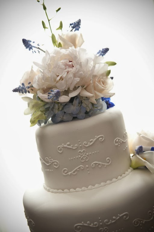 [cake-blue-and-white-cake--MQ-Photogr.jpg]
