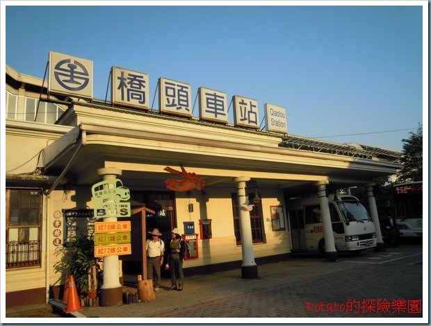 很久沒來橋頭火車站，以前喜歡在橋頭火車站下車，沿著鐵路柵欄邊走到橋頭糖廠，現在因為高雄捷運開通，橋頭火車站成了二鐵共構的車站，但是原本的橋頭火車站封閉，變成高雄市公共汽車管理處的候車室，留了一片懷舊牆跟照片，供人懷念過去橋頭車站的風光。