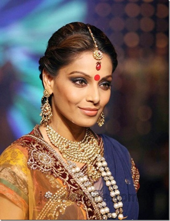 Bipasha-Basu-Vikram-Phadni[4]
