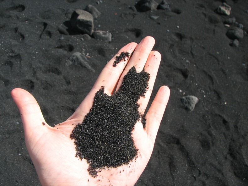 «بيوناليو» شاطئ الرمال السوداء Punaluu-black-beach-42