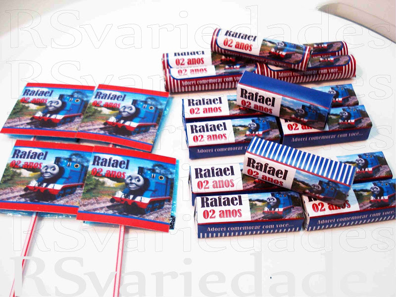 1- Pirulito com cartão de agradecimento: R$1,00 unid (min. 50 unids).: Cento=R$90,00. : O Cartão é somente na parte da frente, ele não dá a volta no pirulito.2- Chocolate Bis:R$1,20 unid (min. 40 unids):Pedidos em múltiplos de 20 (40, 60, 80, 100, etc.):Cento: R$110,00:Sabores - chocolate branco ou preto (min. de 20 unids para cada sabor).:Personalização feita através de etiqueta personalizada e não por impressão na embalagem.O produto fica preservado.3- Chocolate Baton:R$1,50 unid (min. 40 unids):Pedidos em múltiplos de 20 (40, 60, 80, 100, etc.):Cento: R$135,00:Sabores - chocolate branco ou preto (min. de 20 unids para cada sabor).:Personalização feita através de etiqueta personalizada e não por impressão na embalagem.O produto fica preservado.