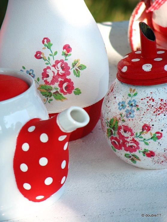 dots and roses in red  vase-1