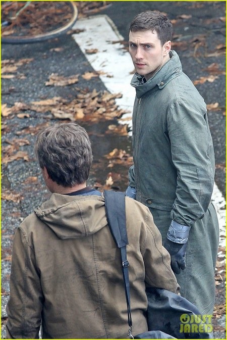 Godzilla Set Photos Reveal First Look at Bryan Cranston and Aaron Taylor-Johnson 13