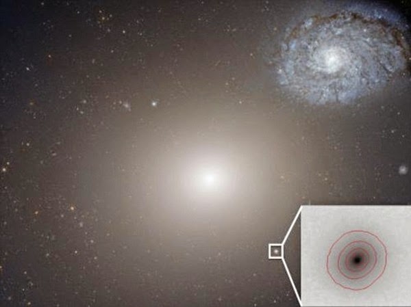 galaxy_smallest_black_hole_giant_20140918