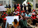 Sit-in de quelques enseignants membres du Syeco devant la primature, le 2/03/2011 à Kinshasa. Radio Okapi/ Ph. John Bompengo