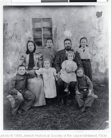 'The Mains family' photo (c) 1890, Jewish Historical Society of the Upper Midwest - license: http://www.flickr.com/commons/usage/