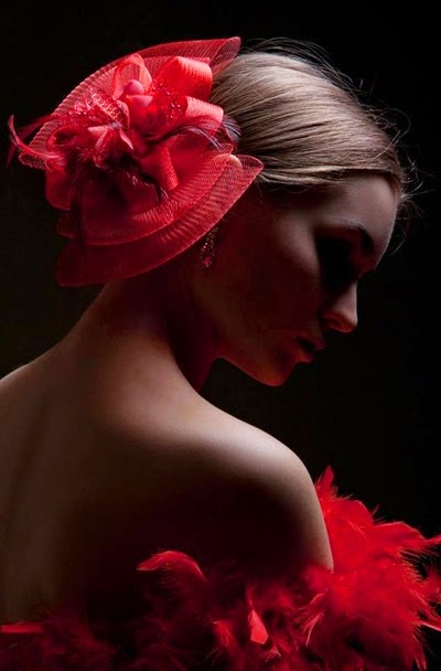 mulher-de-flor-vermelha-nos-cabelos-foto-ted-irina