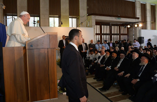 האפיפיור פרנציסקוס עם הרבנים הראשים בבית הכנסת הגדול בירושליםphoto by Haim Zach / GPO