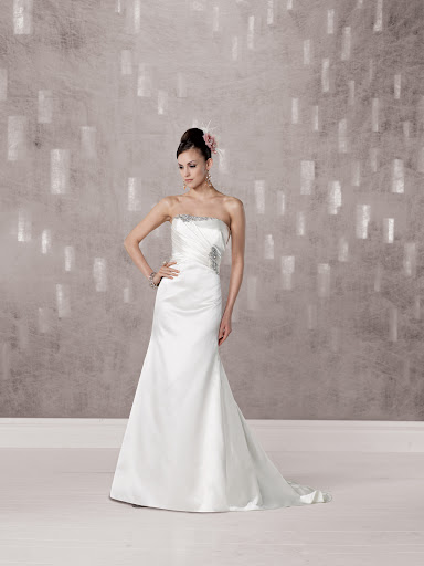A simple, elegant Kathy Ireland strapless gown. A simple, elegant Kathy Ireland strapless gown.