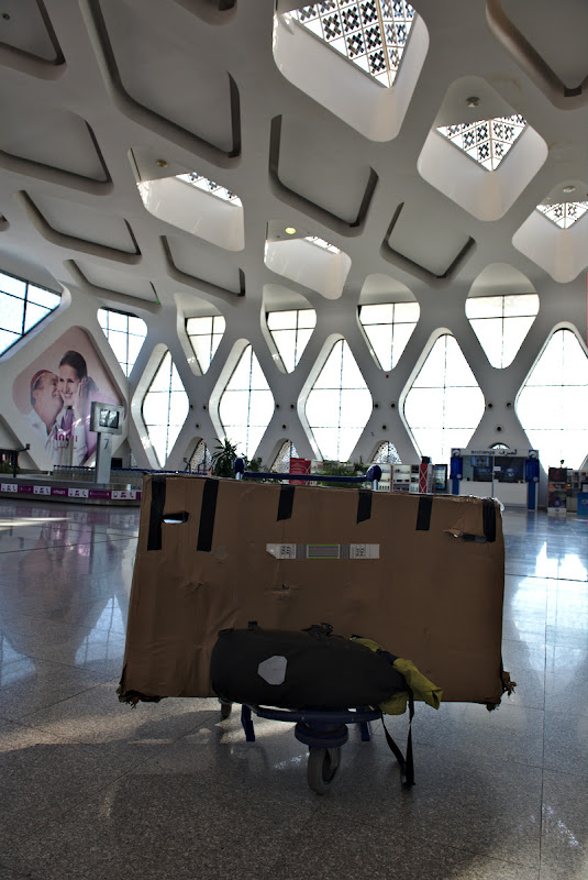 Starea cutiei in aeroportul din Marrakech, de notat felul in care erau rupte colturile, noroc ca nu a cazut nimic pe acolo.