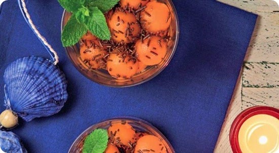 Palline di melone con vodka e scaglie di cioccolato