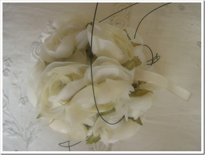 Bola de flores blancas como complementos para niñas de arras