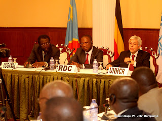  – En arrière plan, les représentants de l’Ouganda, RDC, HCR ce 
28/07/2011 à Kinshasa, lors de  la deuxième réunion tripartite. Radio 
Okapi/ Ph. John Bompengo
