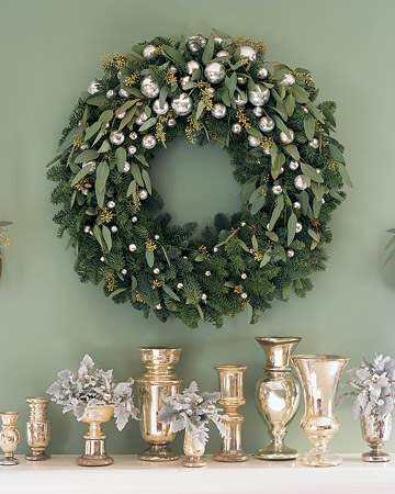 You can create this glittering decoration by using the same technique for the wreath You can create this glittering decoration by using the same technique for the wreath