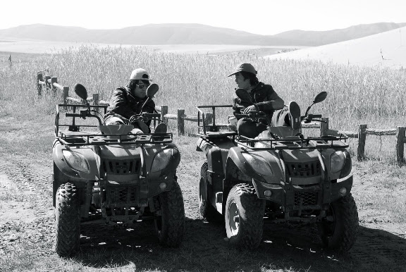 Tianshan - Attraction buggy au pied de la dune
