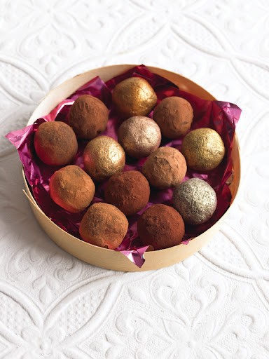 I found that different brands of cocoa powder tend to be different shades of brown. Pour a small amount of each cocoa powder into separate bowls and coat the truffles in the different types to achieve the effect above. I found that different brands of cocoa powder tend to be different shades of brown. Pour a small amount of each cocoa powder into separate bowls and coat the truffles in the different types to achieve the effect above.